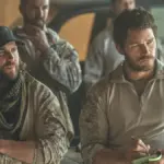 Chris Pratt und ein anderer Mann in Militärklamotten