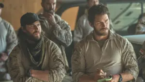Chris Pratt und ein anderer Mann in Militärklamotten