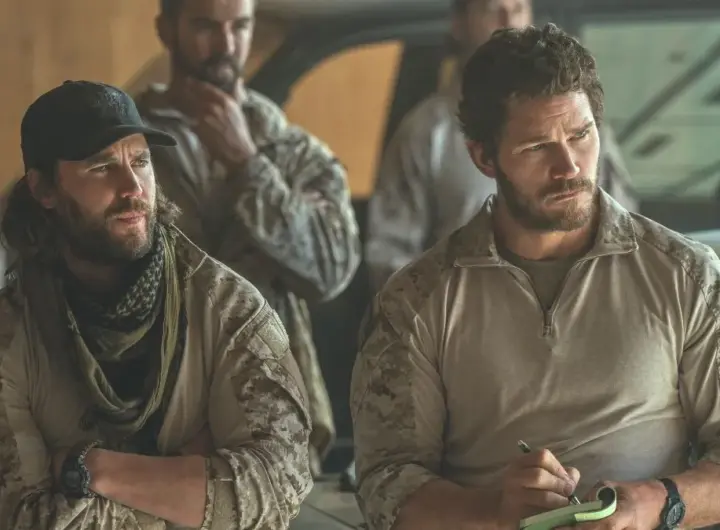 Chris Pratt und ein anderer Mann in Militärklamotten