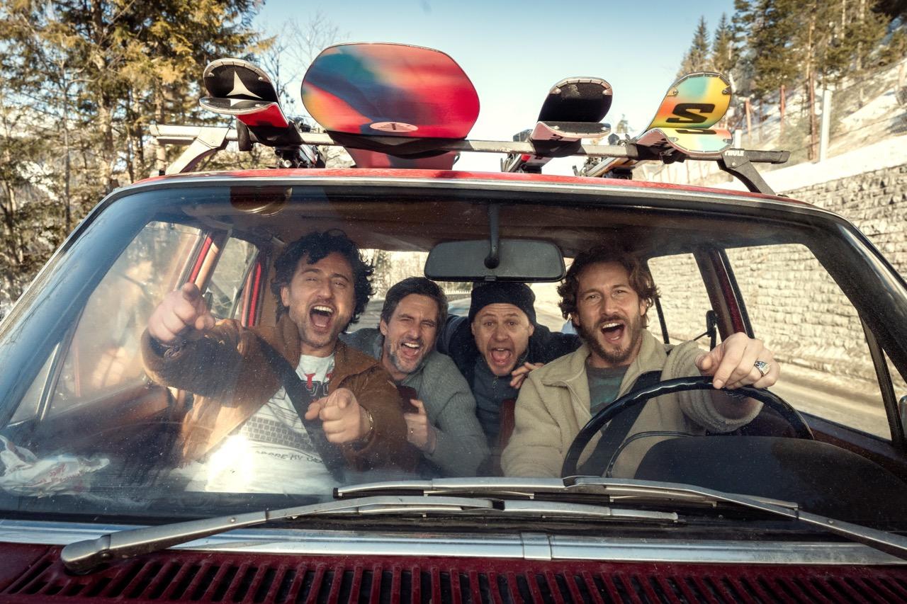 Man sieht die Hauptfiguren von "Alphamännchen" zu viert in einem fahrenden Auto wie sie vor Freude schreien